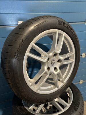 Alternative view of Originele Porsche Panamera 19 inch breedset met Zomerbanden