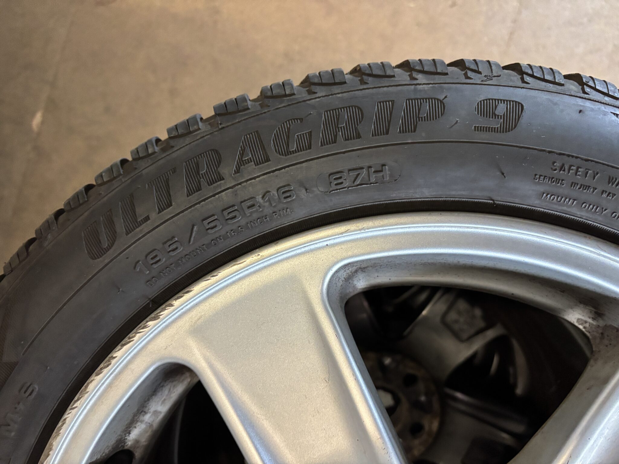 Originele Toyota Avensis 16 inch set inclusief Winterbanden - Afbeelding 4